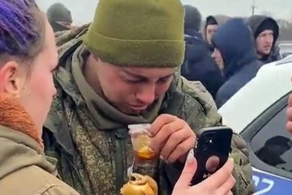 Vídeo; Soldado russo é acolhido por ucranianos após se render
