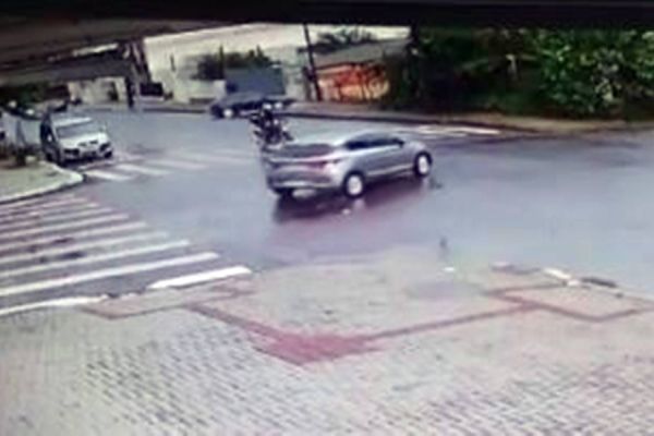 Imagem referente a notícia: Câmera de segurança registra o momento exato da colisão entre carro e moto na Rua General Osório