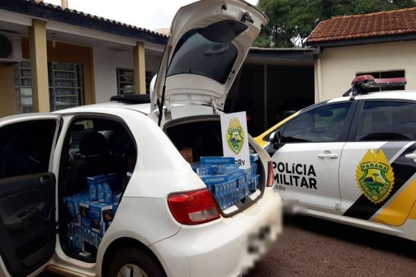 PRE apreende Gol carregado com 650 pacotes de cigarros contrabandeados na PR-180 em Cascavel