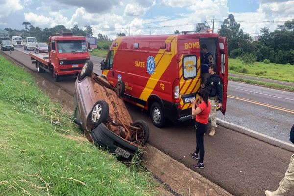 Imagem referente a notícia: Condutor perde controle e veículo capota na BR-277, em Cascavel