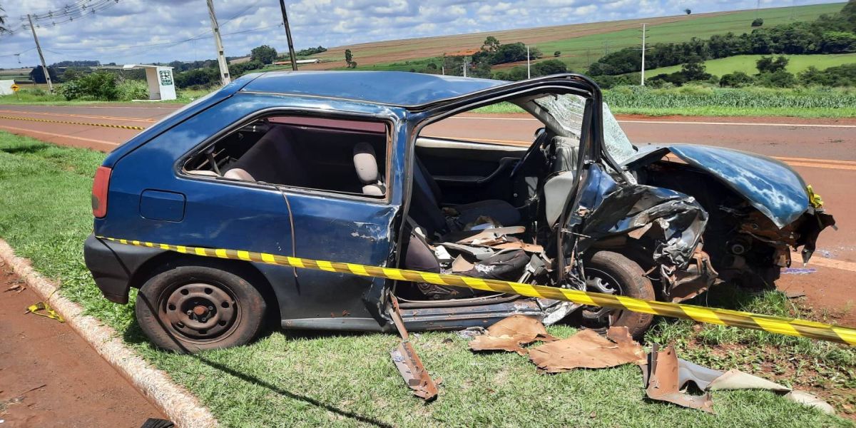 Gol fica destruído após forte colisão na PR-180 em Cafelândia