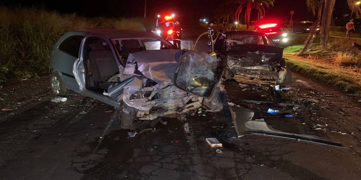 Quatro pessoas ficam gravemente feridas em colisão frontal na PR-180, em Cascavel