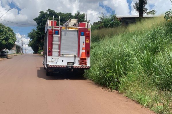 Imagem referente a notícia: Idoso fica preso em cima de telhado e Corpo de Bombeiros é acionado para retirar