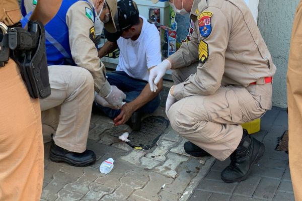 Imagem referente a notícia: Homem é esfaqueado na mão após confusão na Avenida Brasil
