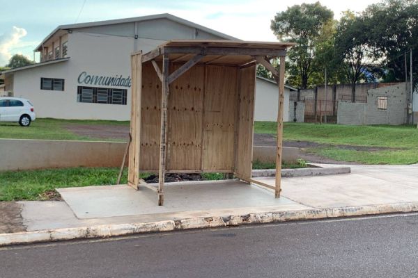 Imagem referente a notícia: Após não serem atendidos, Moradores do Bairro 14 de Novembro constroem Ponto de Ônibus de Madeira