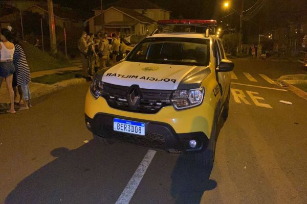 Imagem referente a notícia: Homem é baleado na perna após tentar agredir policial durante ocorrência de perturbação no Riviera