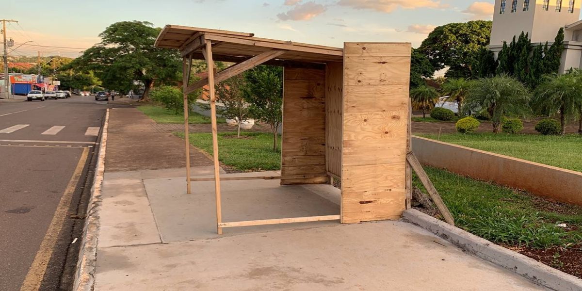 Prefeitura de Cascavel emite nota após a implantação de Ponto de Ônibus de Madeira por popular