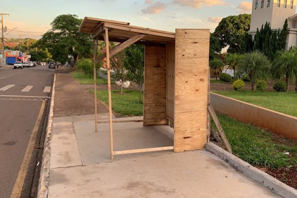 Prefeitura de Cascavel emite nota após a implantação de Ponto de Ônibus de Madeira por popular