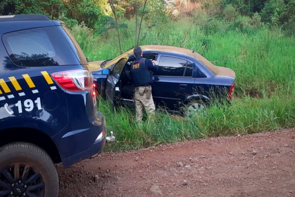 Imagem referente a notícia: Veículo carregado com cigarros é apreendido em uma estrada de terra tentando desviar o Posto da PRF