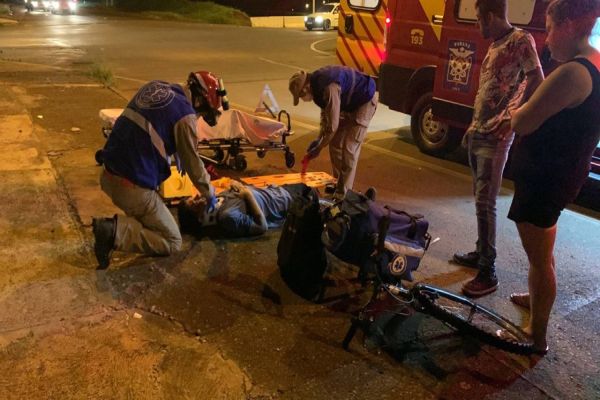 Imagem referente a notícia: Ciclista fica ferido após colisão de trânsito na Rua Ipanema; Carro foge sem prestar socorro