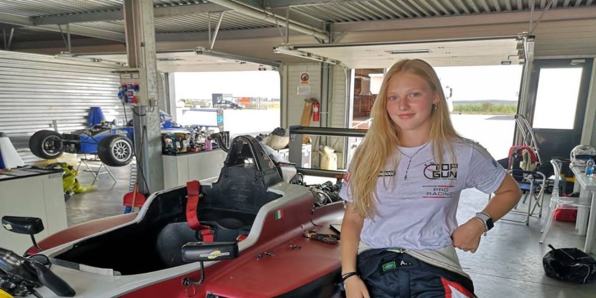 Aos 15 anos, única garota na F4 brasileira mira carreira nas pistas