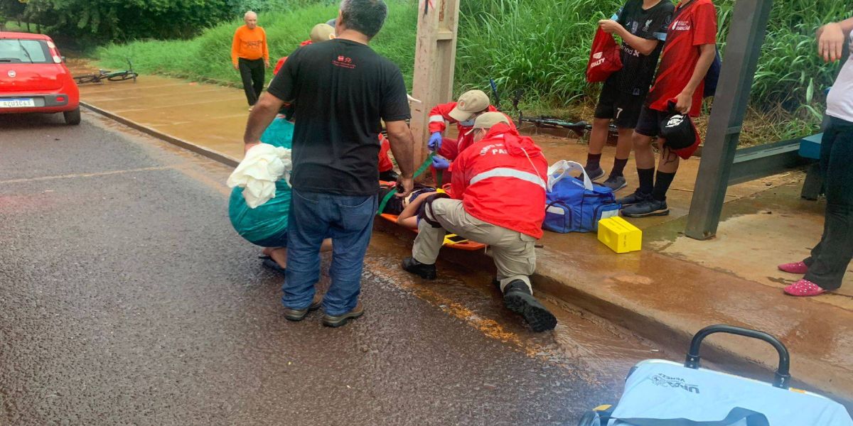 Ciclista de 11 anos fica em estado grave após colidir em ponto de ônibus na Av. Olindo Periolo
