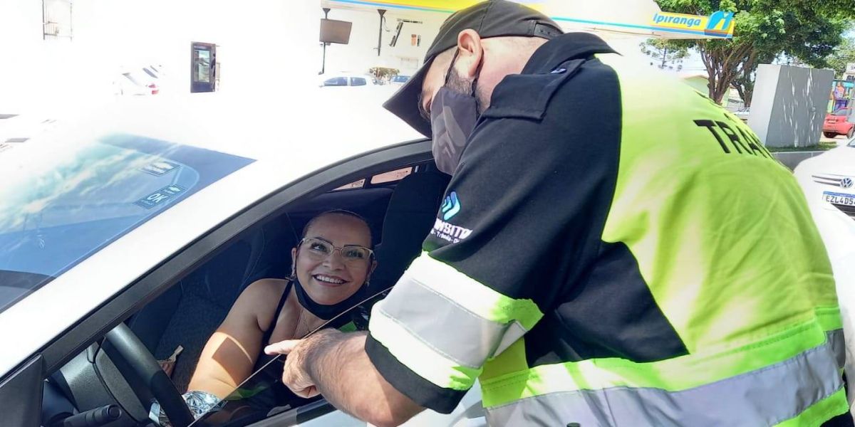 Dia de sorrisos no trânsito: Mulher é reconhecida como condutora de bons exemplos
