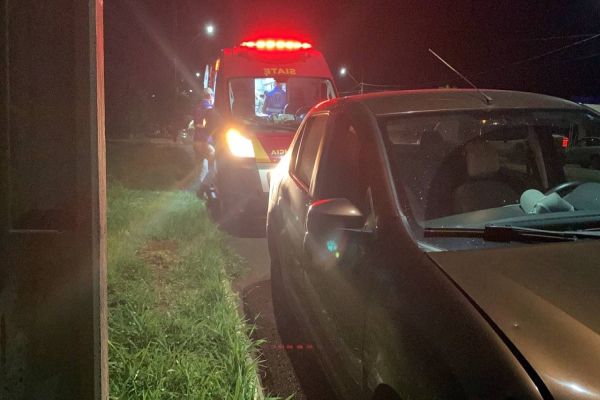 Imagem referente a notícia: Mulher fica ferida após forte colisão traseira na Avenida Brasil no Bairro FAG