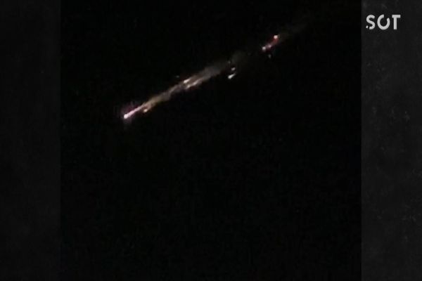 Rastro de luz chama atenção em Cascavel; Você Viu?  Um meteoro? Satélites?