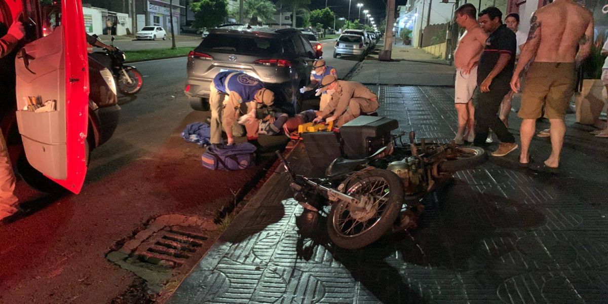 Motociclista sofre fratura exposta em perna esquerda após colisão na Avenida Brasil em Cascavel