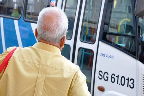 Projeto de Lei que dá transporte gratuito a pessoas que convivem com HIV/AIDS é aprovado na CCJ