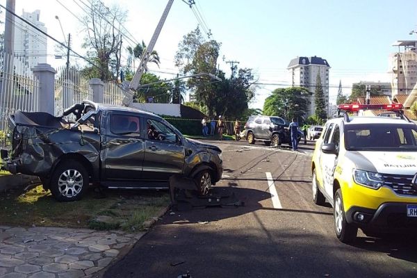 Após colisão caminhonete tomba e poste é partido ao meio no Bairro Country, em Cascavel