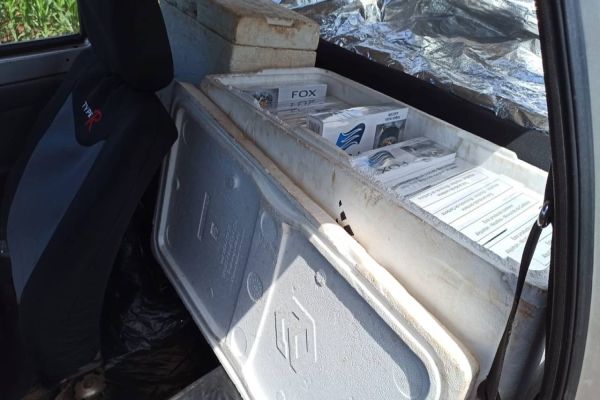 Imagem referente a notícia: Queijo Paraguaio? PRF prende mulher transportando cigarros disfarçados de queijo