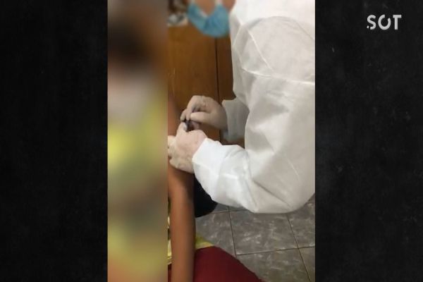 Imagem referente a notícia: Secretaria de Saúde emite nota após caso de falsa aplicação de vacina da Covid; Servidora é afastada