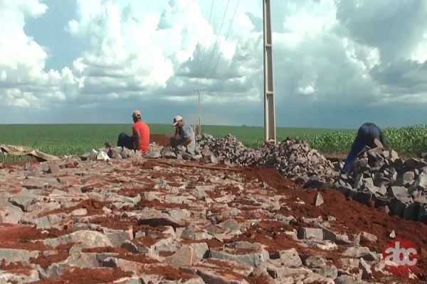 Trabalhadores reclamam de vandalismo nas obras da estrada do Guavirá em Santa Tereza do Oeste