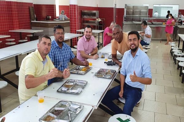 Vereadores de Foz do Iguaçu visitam restaurante popular de Cascavel