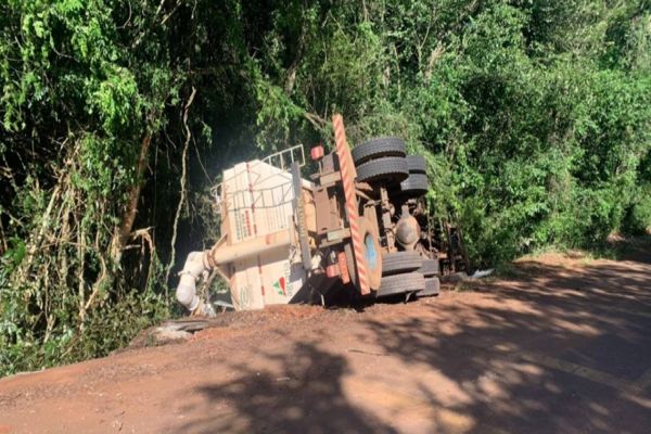 Caminhão carregado com ração tomba no interior de Pato Bragado