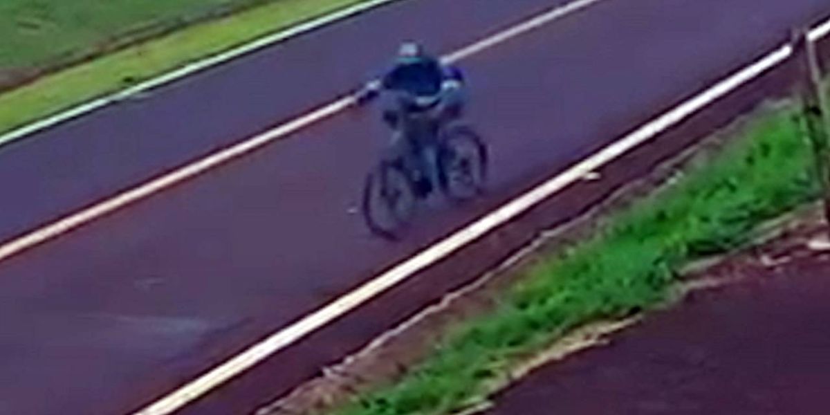 Câmera de segurança registra homem furtando bicicleta no Bairro Universitário em Cascavel