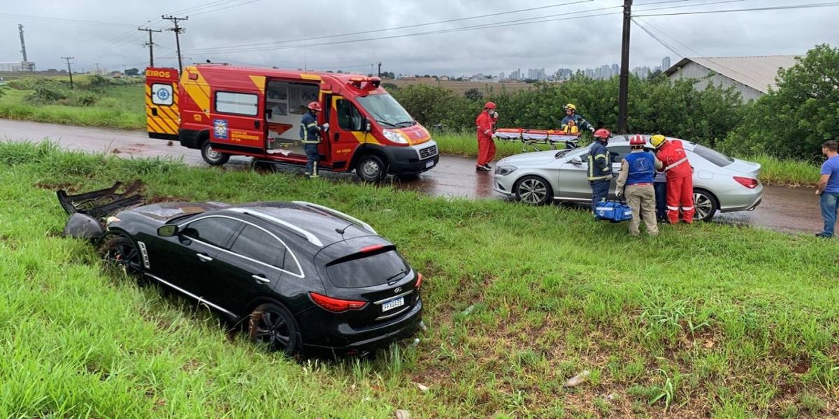 Veículo sai da pista após ser fechado por caminhão na BR-467, em Cascavel