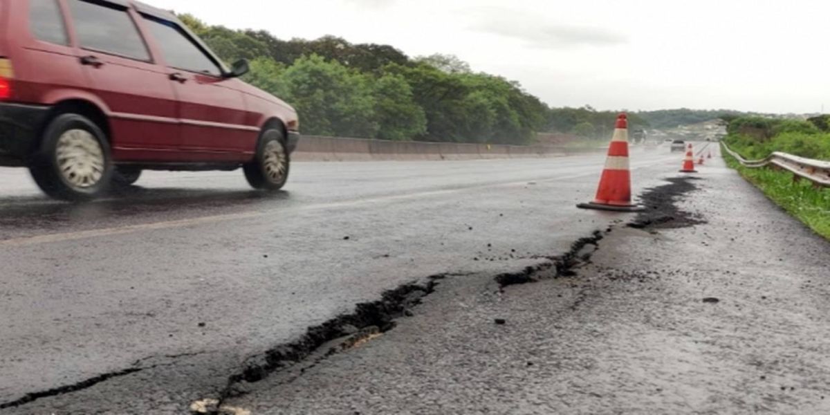 Parte da pista cede, mas trânsito flui normalmente na BR-277 em São Miguel do Iguaçu