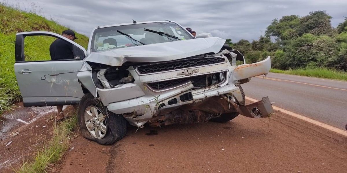 Carro é fechado por caminhão e colide em barranco na BR-369 em Corbélia