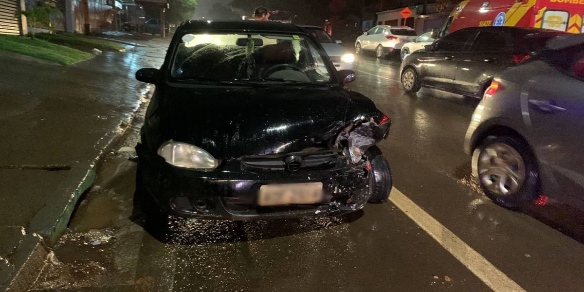 Mulher fica ferida após colisão de trânsito na Rua Ipanema no Bairro Periolo