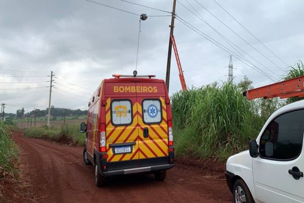 Imagem referente a notícia: Duas pessoas sofrem choque elétrico em estrada rural ao lado da BR-369 em Cascavel