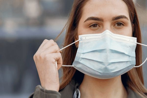 Após dois anos de pandemia, uso da máscara deve acabar?