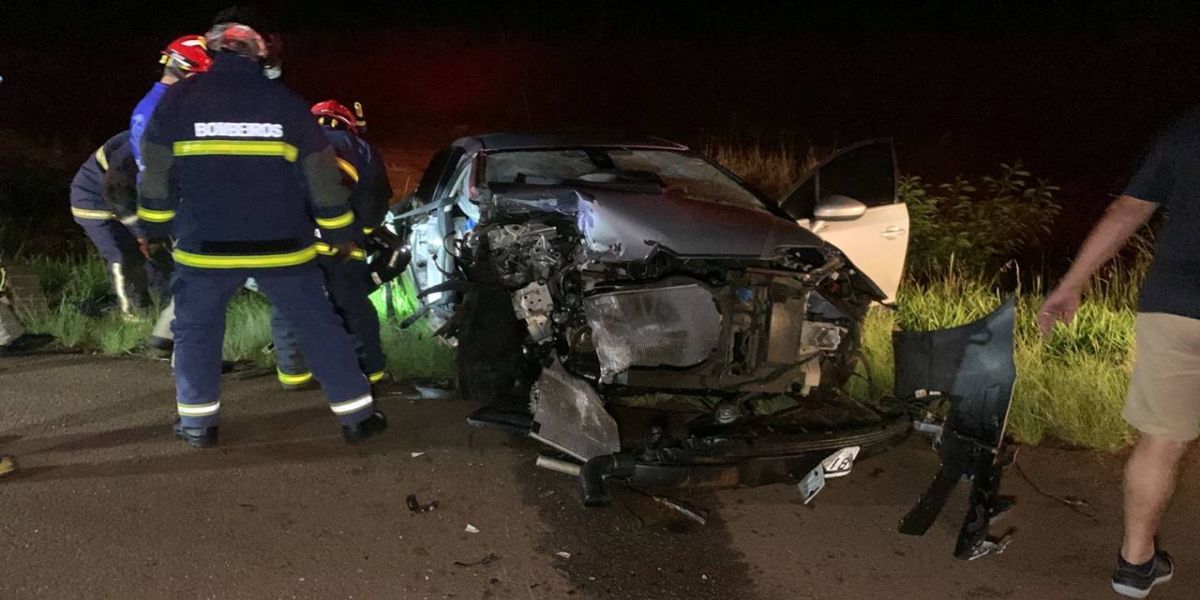 Três pessoas ficam feridas após forte colisão frontal na BR-369 em Cascavel