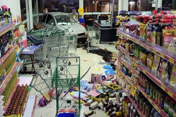 Carro invade mercado no Centro de Boa Vista da Aparecida