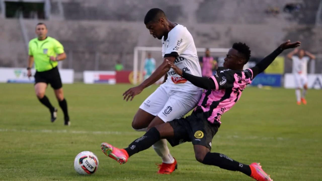 Foto relacionada a notícia: Cascavel domina o jogo, mas é superado pelo Maringá no primeiro confronto das quartas