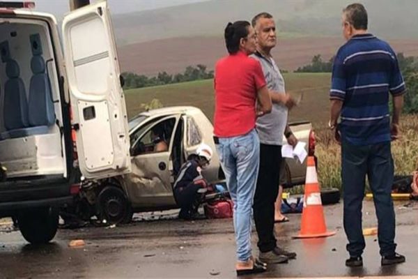 Uma pessoa morre e outras ficam gravemente feridas em colisão envolvendo três veículos na PR-317
