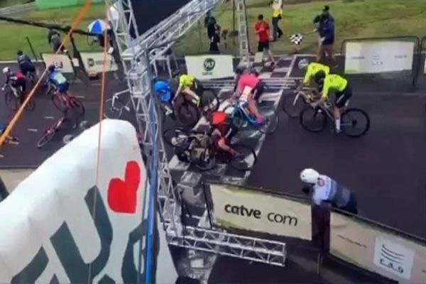 Imagem referente a notícia: Ciclistas caem e se envolvem acidente na linha de chegada do GP Cascavel de Ciclismo; Veja o vídeo