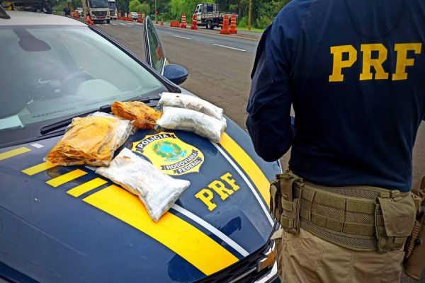 Imagem referente a notícia: PRF apreende quase 6 kg de óleo de haxixe em veículo transportado em cegonha