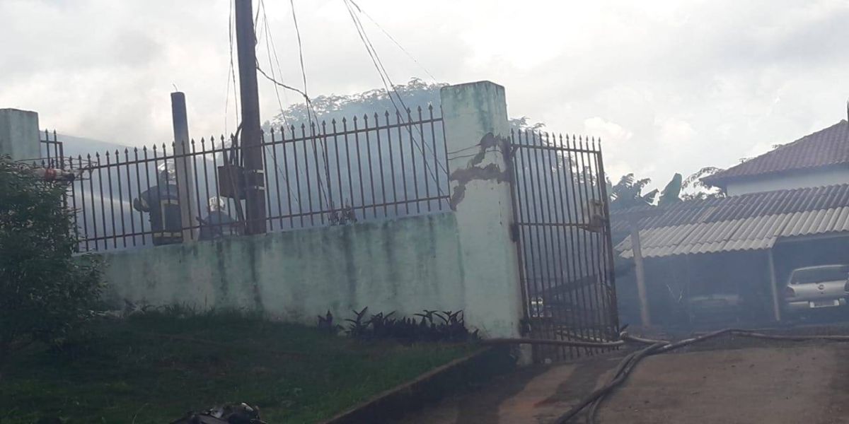 Incêndio destrói casa de madeira no Bairro Universitário e morador perde tudo; saiba como ajudar