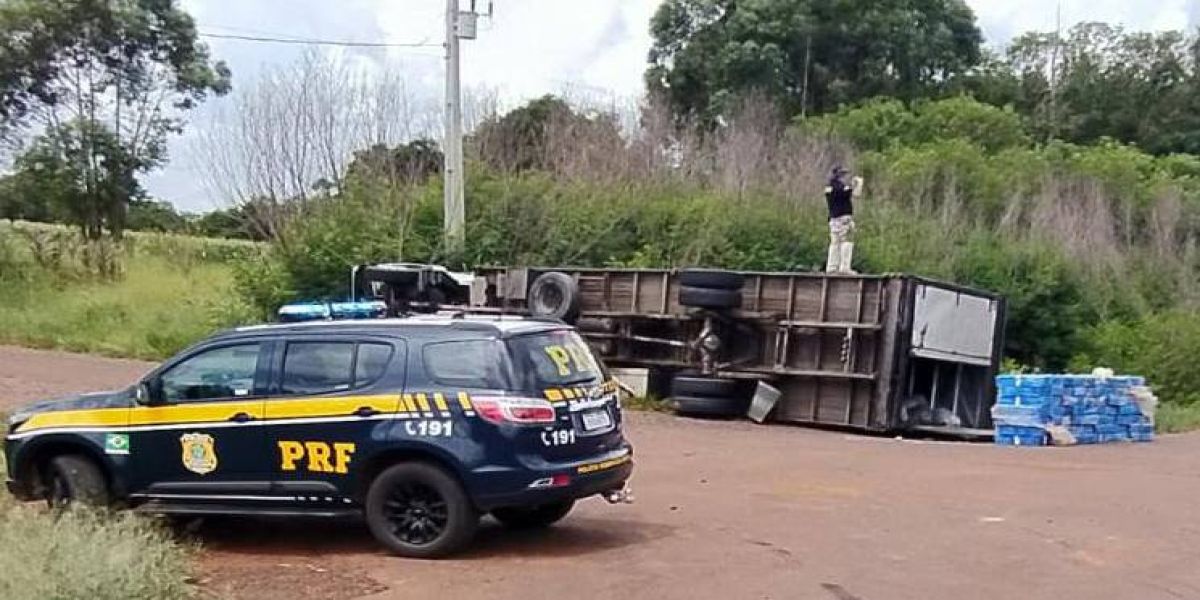 PRF encontra caminhão carregado com 1,6 tonelada de maconha tombado no Paraná