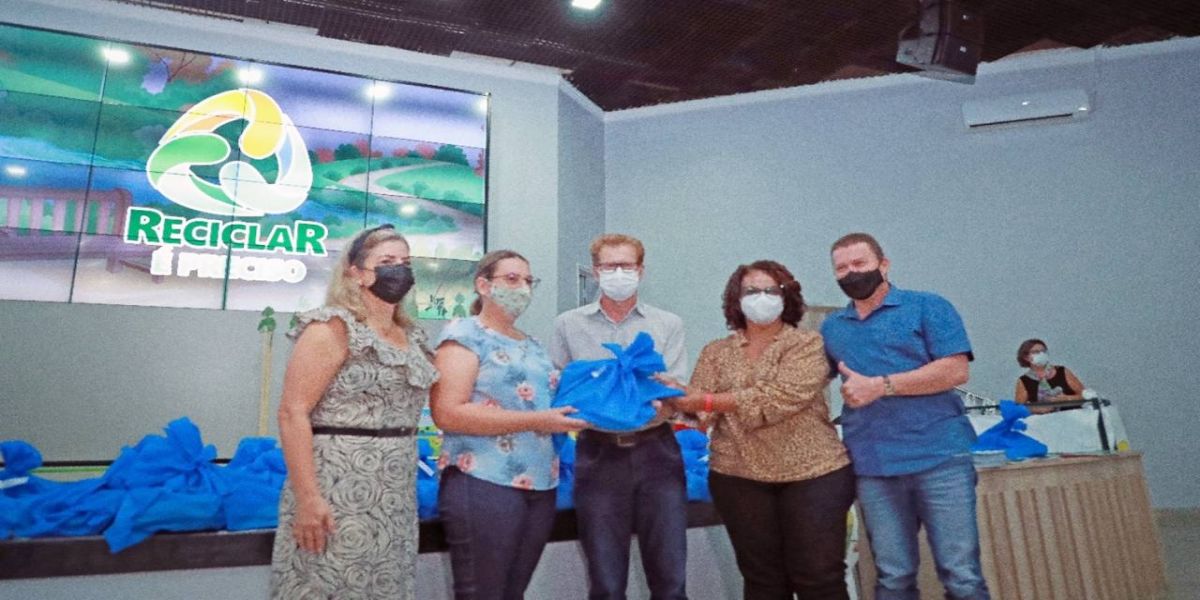 Diretoras de escolas recebem kits do programa "Reciclar é Preciso"