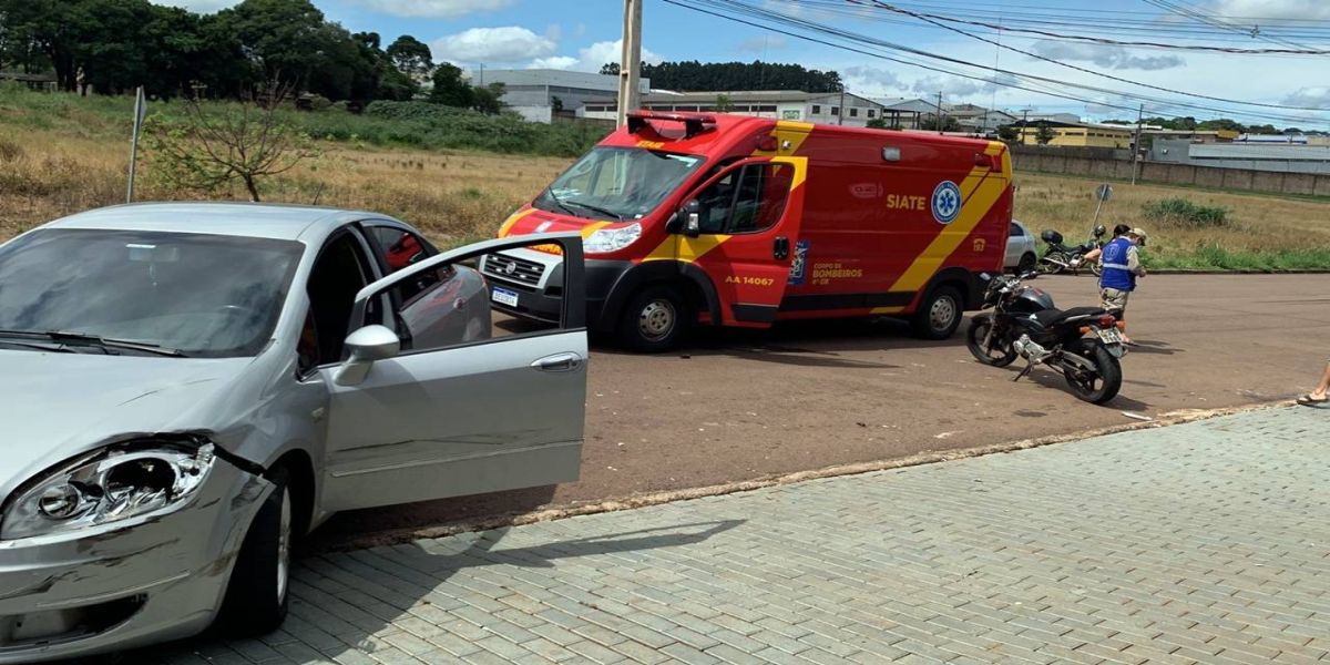 Motociclista sobre laceração em perna com exposição óssea após colisão frontal no Jardim Mantovani