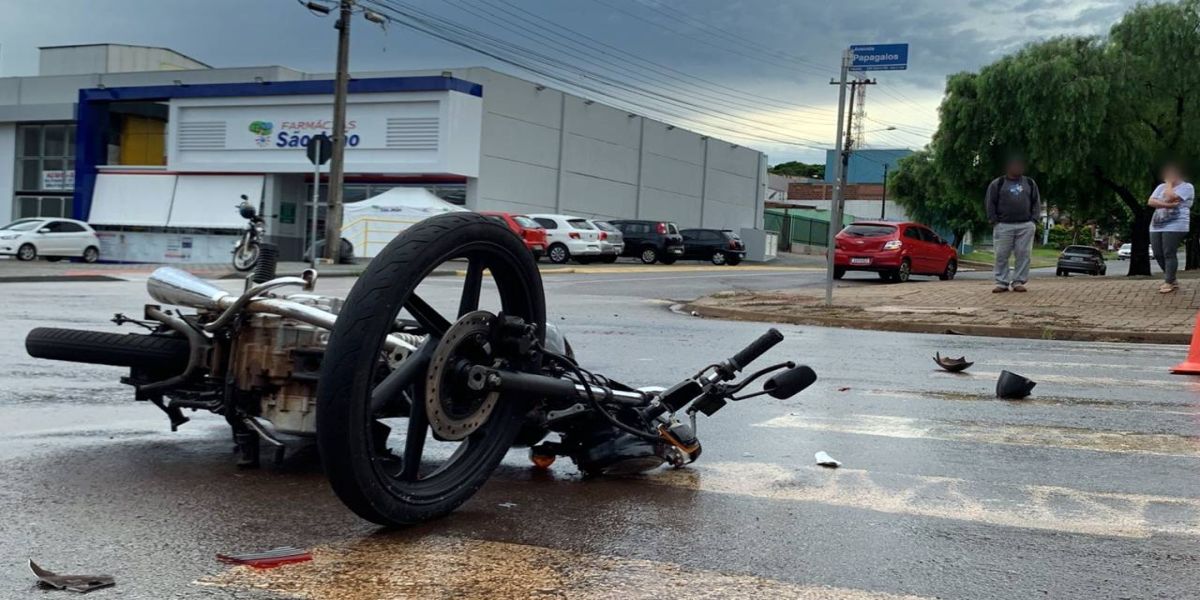 Motociclista fica ferido após colidir na traseira de ônix na Avenida Papagaios
