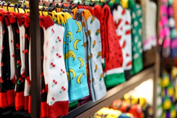 A febre das meias divertidas chegou a Cascavel