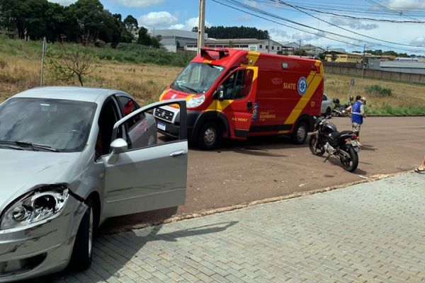 Imagem referente a notícia: Motociclista sobre laceração em perna com exposição óssea após colisão frontal no Jardim Mantovani