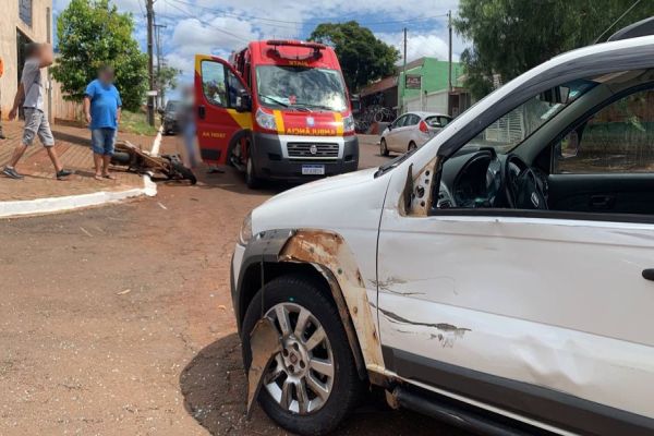 Imagem referente a notícia: Jovem de 22 anos sofre suspeita de fratura no braço após colisão na Rua Europa no Bairro Periolo