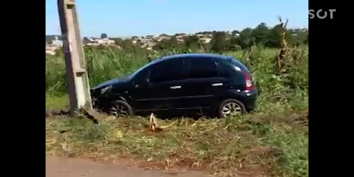 Citroen c3 colide contra poste de iluminação no Jardim Quebec