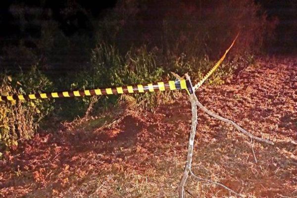 Corpo é encontrado enterrado com os pés e mãos amarradas e com uma corda no pescoço